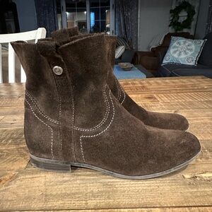 FRYE AND CO. Dark Brown Suede Ankle Boots